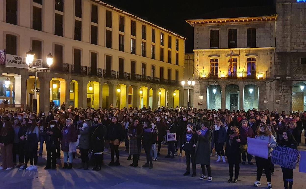 Las mujeres de Llodio se han vestido de morado para reivindicar el 8 de marzo. 