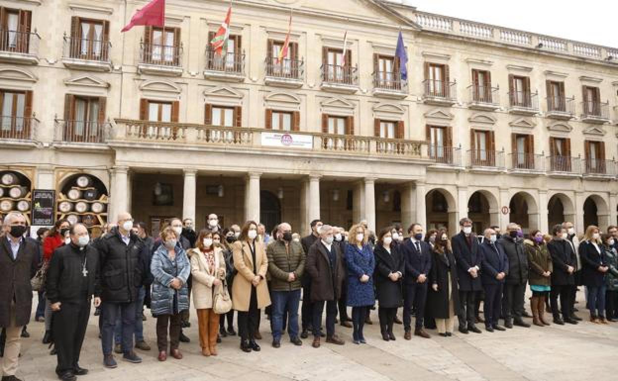 La plaza de España enmudece en solidaridad con las víctimas de la guerra en Ucrania