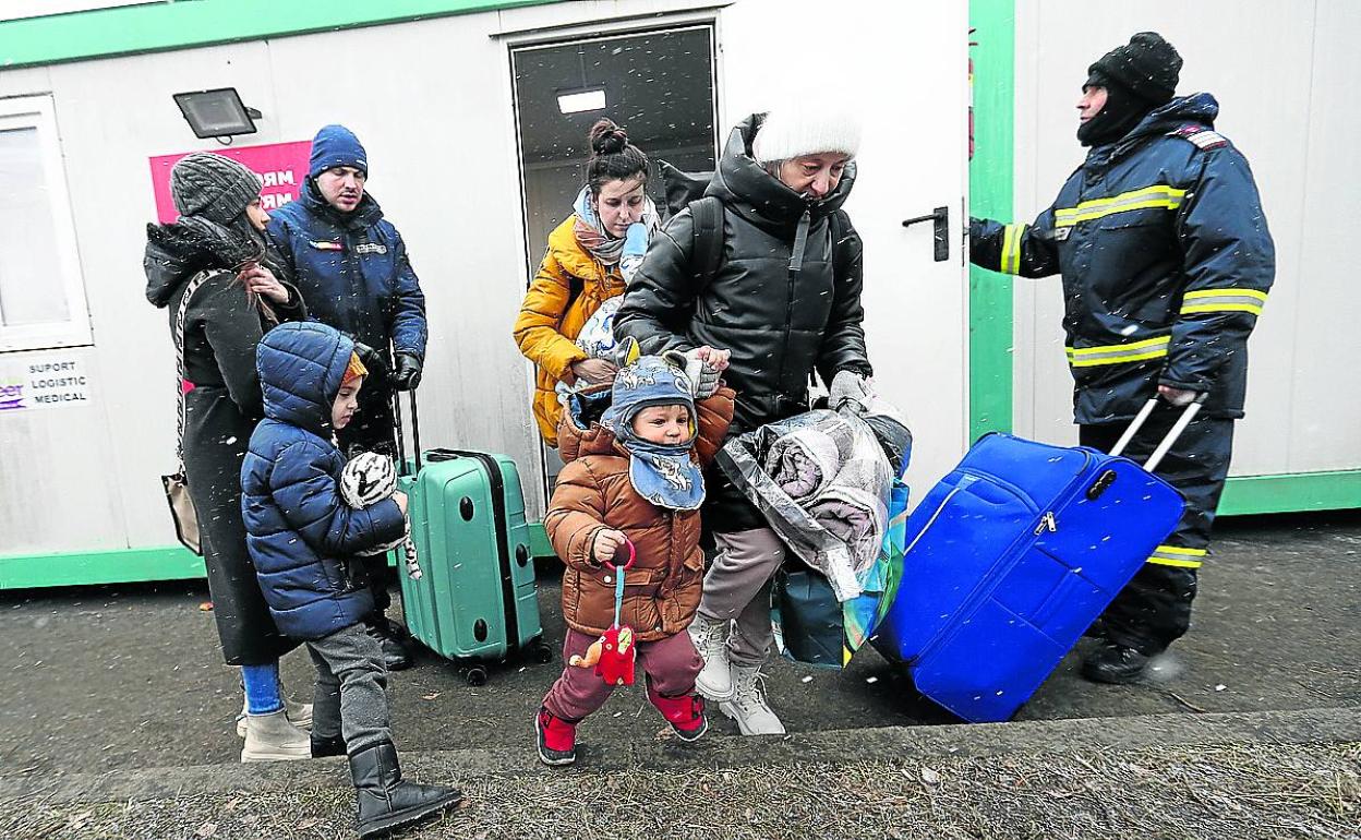 Una familia ucraniana es atendida en Polonia poco después de atravesar la frontera en autobús. 