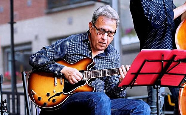 Raúl Sainz de Rozas tocando con Malú Garay en el Getxo Jazz 2021.
