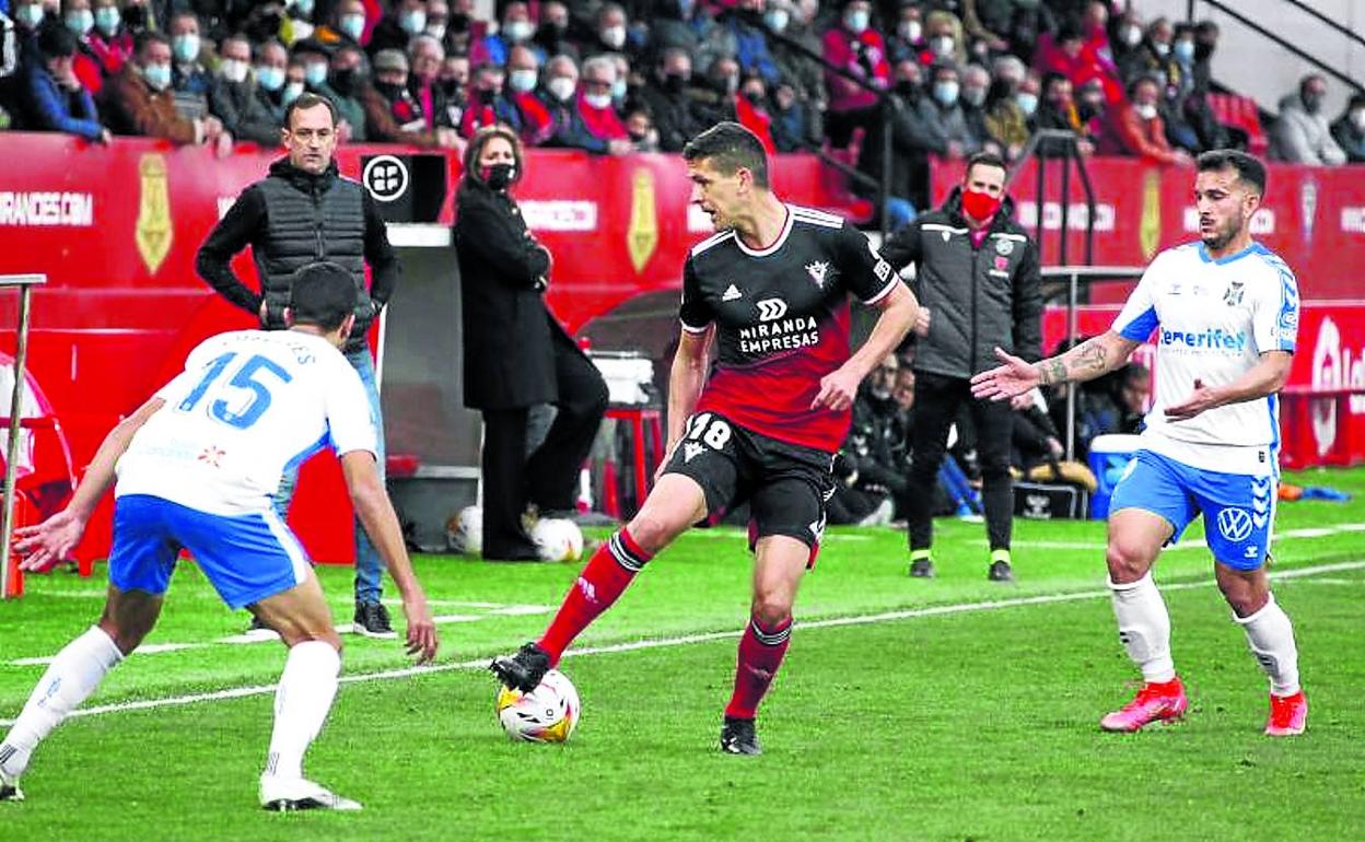 Garrido controla un balón ante el Tenerife tras incorporarse en la segunda parte del duelo que se jugó en Anduva, el campo donde suma más puntos el cuadro rojillo. 