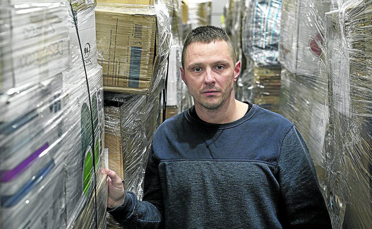 Sergei trabaja estos días a destajo en el envío de material humanitario a Ucrania. 