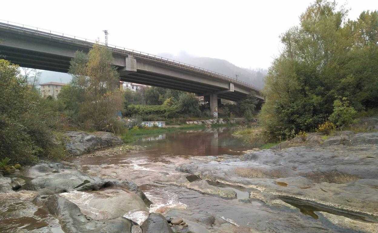 Los vertidos de sangre tiñeron en varias ocasiones el Nervión a la altura del colector de Llodio, junto al río Altube. 