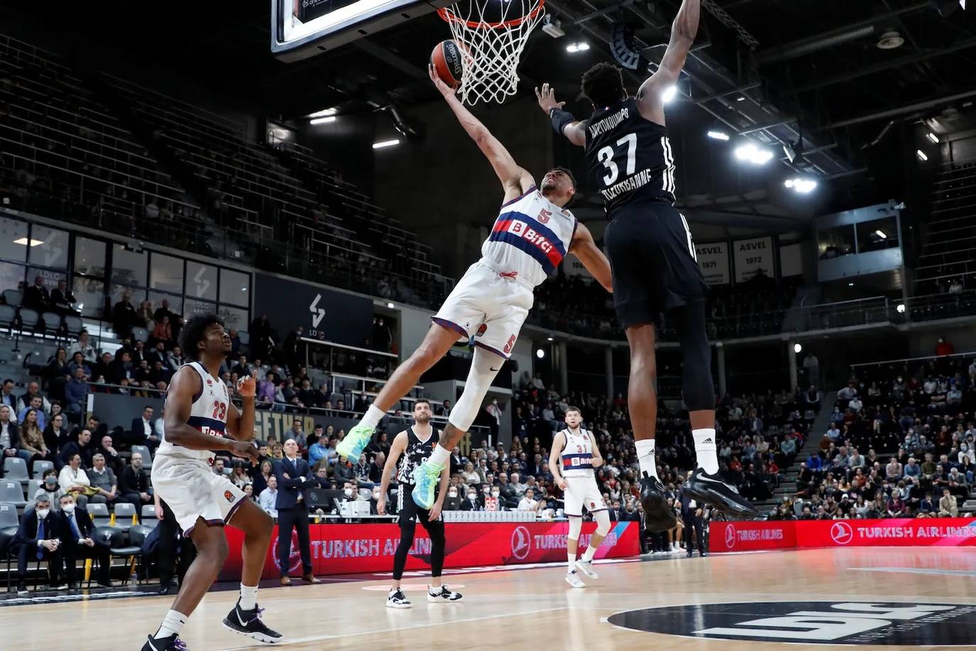 Fotos: Las mejores imágenes del Asvel - Baskonia