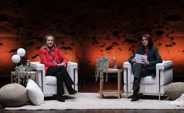 La vicepresidenta económica, Nadia Calviño, en un momento de 'La Conversación' con la subdirectora de Colpisa, Lourdes Pérez.