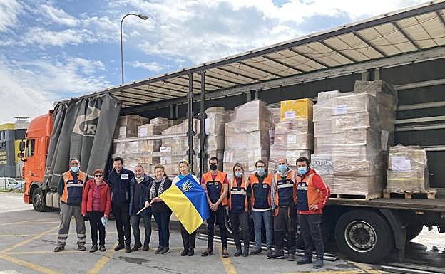 Voluntarios, trabajadores y miembros de ACEV delante del trailer