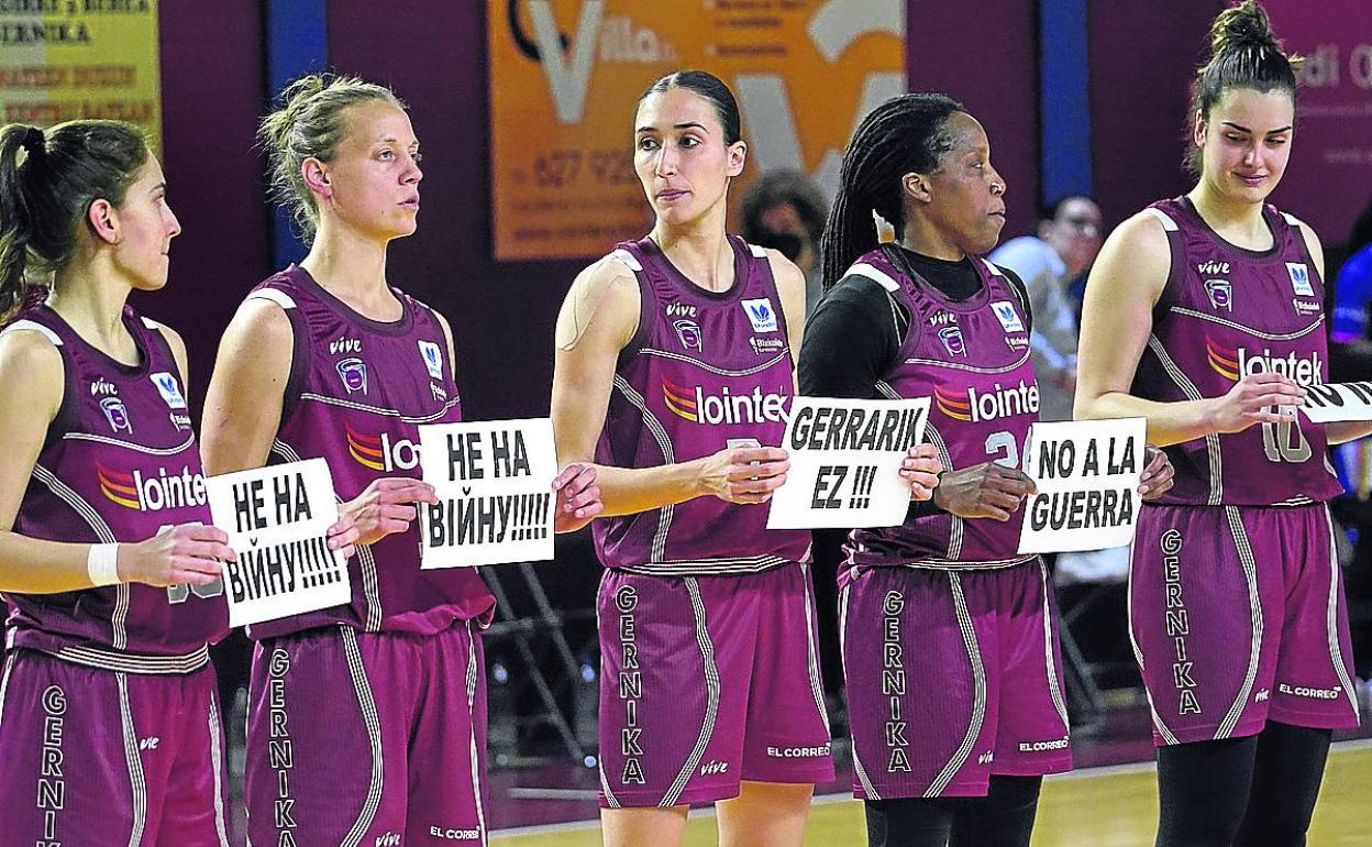 Las jugadoras saltaron al parqué con carteles contra la guerra en Ucrania.