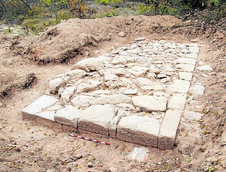 Una de las pilas descubiertas sobre la que apoyaban dos arcos. 