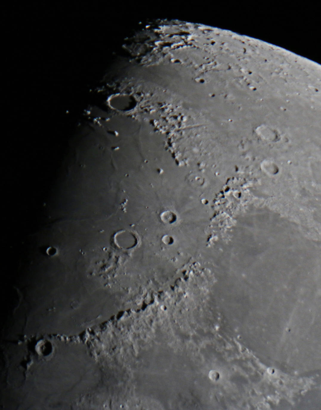 Luna con todo detalle desde Vitoria.