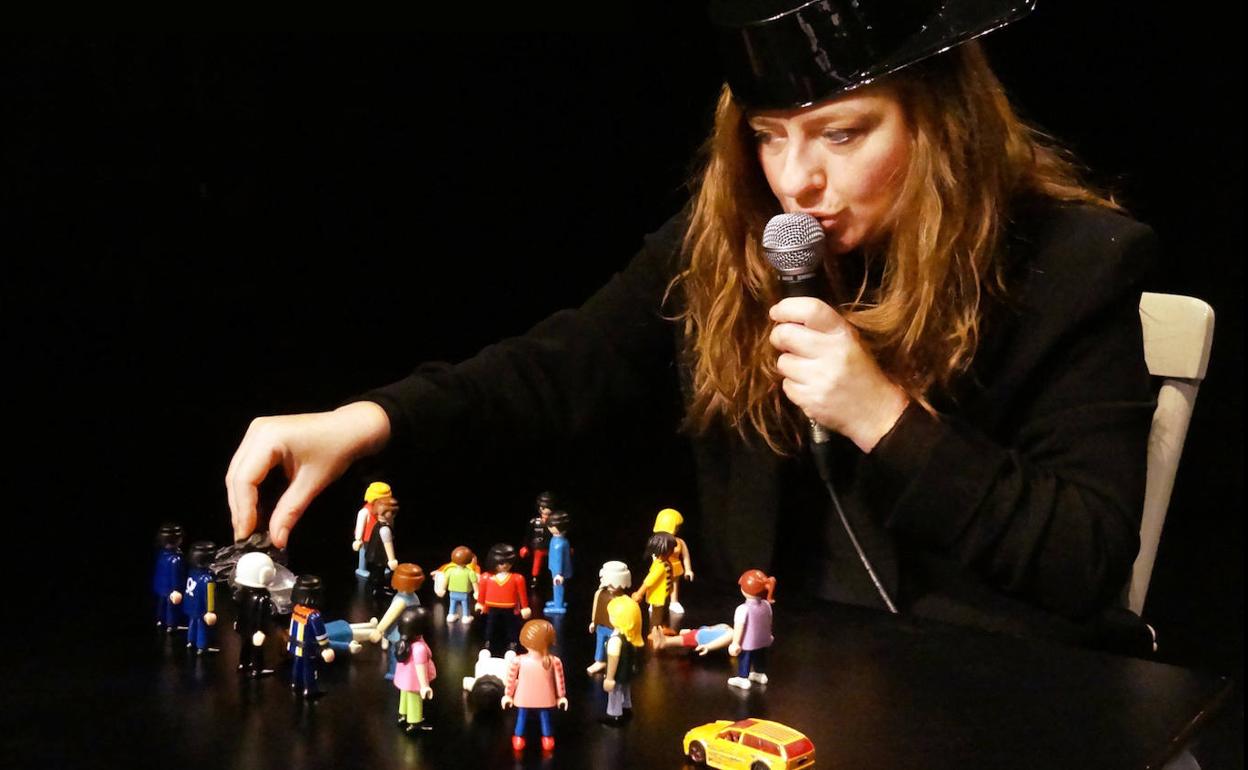 Bea Insa, en una escena del montaje que utiliza los populares clicks de Famobil. 