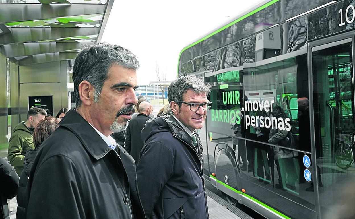 El alcalde de San Sebastián, Eneko Goia, junto a Gorka Urtaran. 