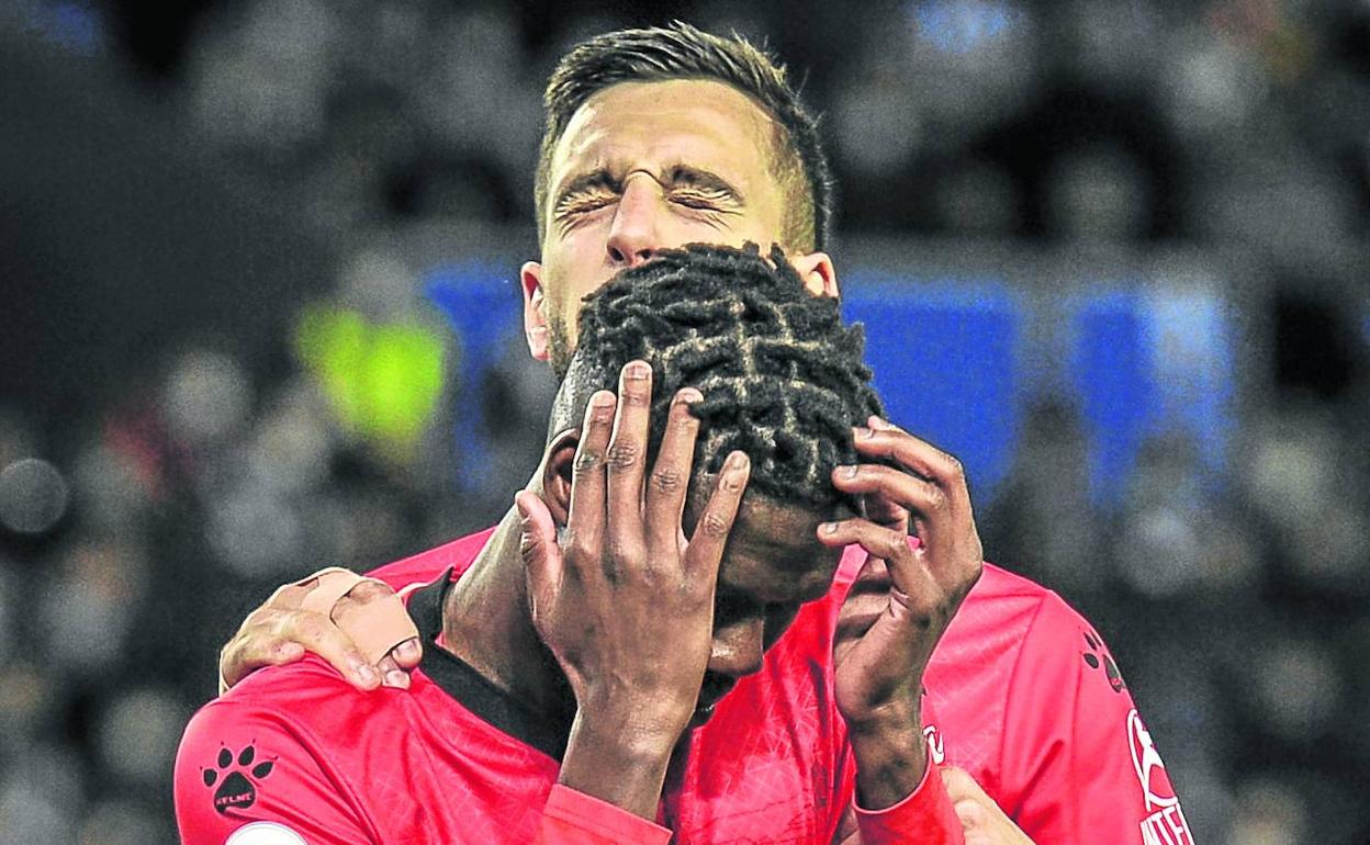 Joselu consuela a Mamadou Loum tras una acción fallida en la recta final del encuentro.
