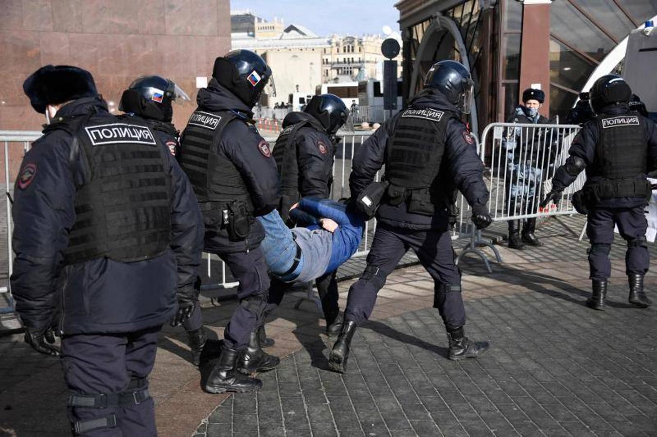 Detenido por las protestas contra la guerra en Moscú.