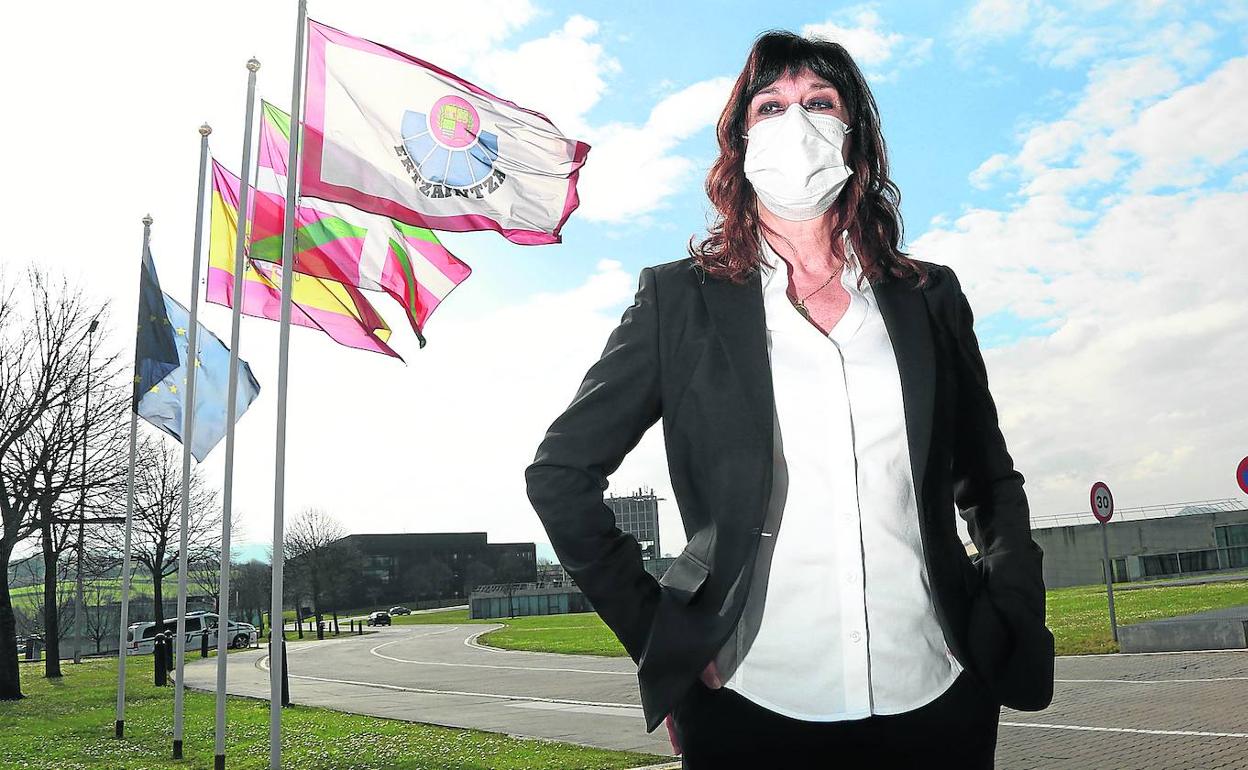 Victoria Landa, en el exterior de la sede central de la Policía autonómica en Erandio. 