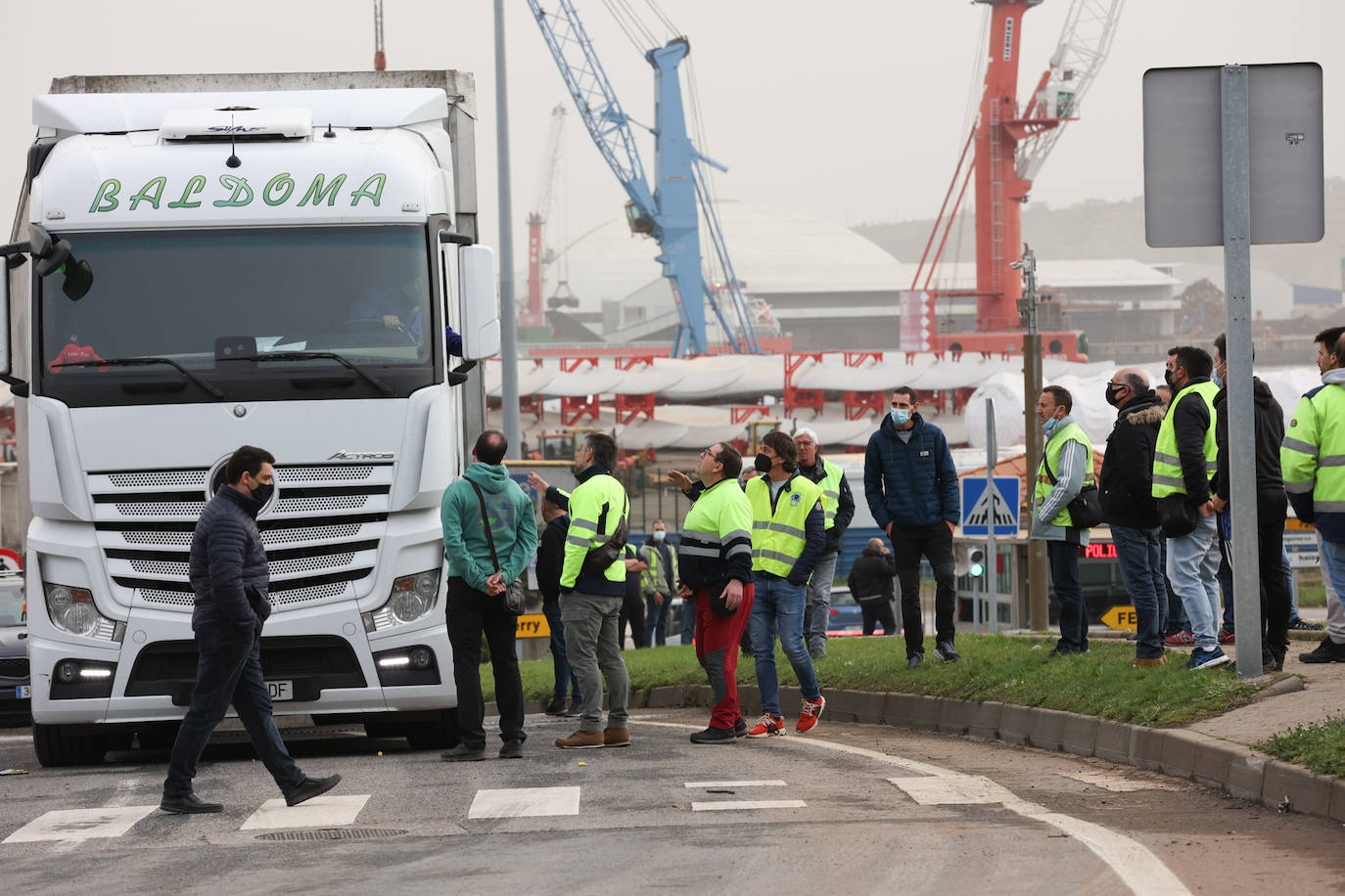 Fotos: Segundo día de piquetes por la huelga de transporte en el Puerto de Bilbao