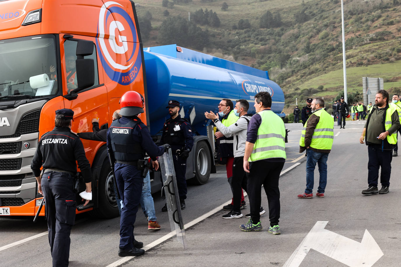 Fotos: Segundo día de piquetes por la huelga de transporte en el Puerto de Bilbao