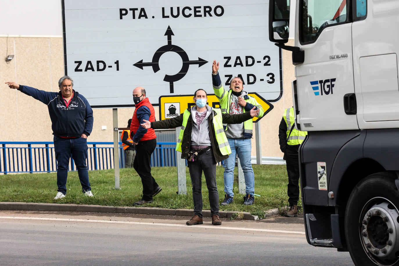 Fotos: Segundo día de piquetes por la huelga de transporte en el Puerto de Bilbao