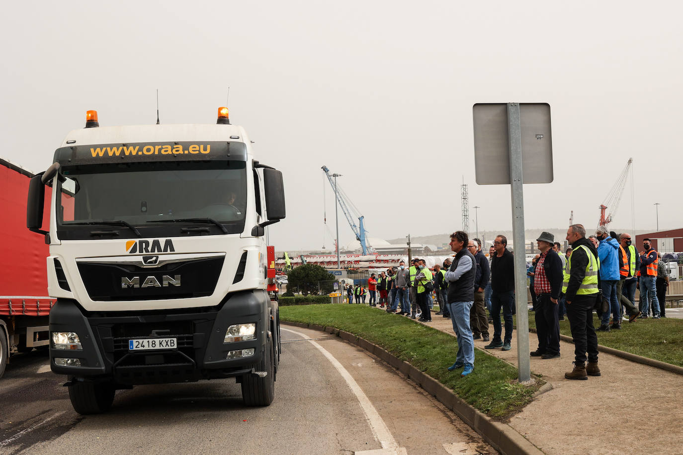 Fotos: Segundo día de piquetes por la huelga de transporte en el Puerto de Bilbao