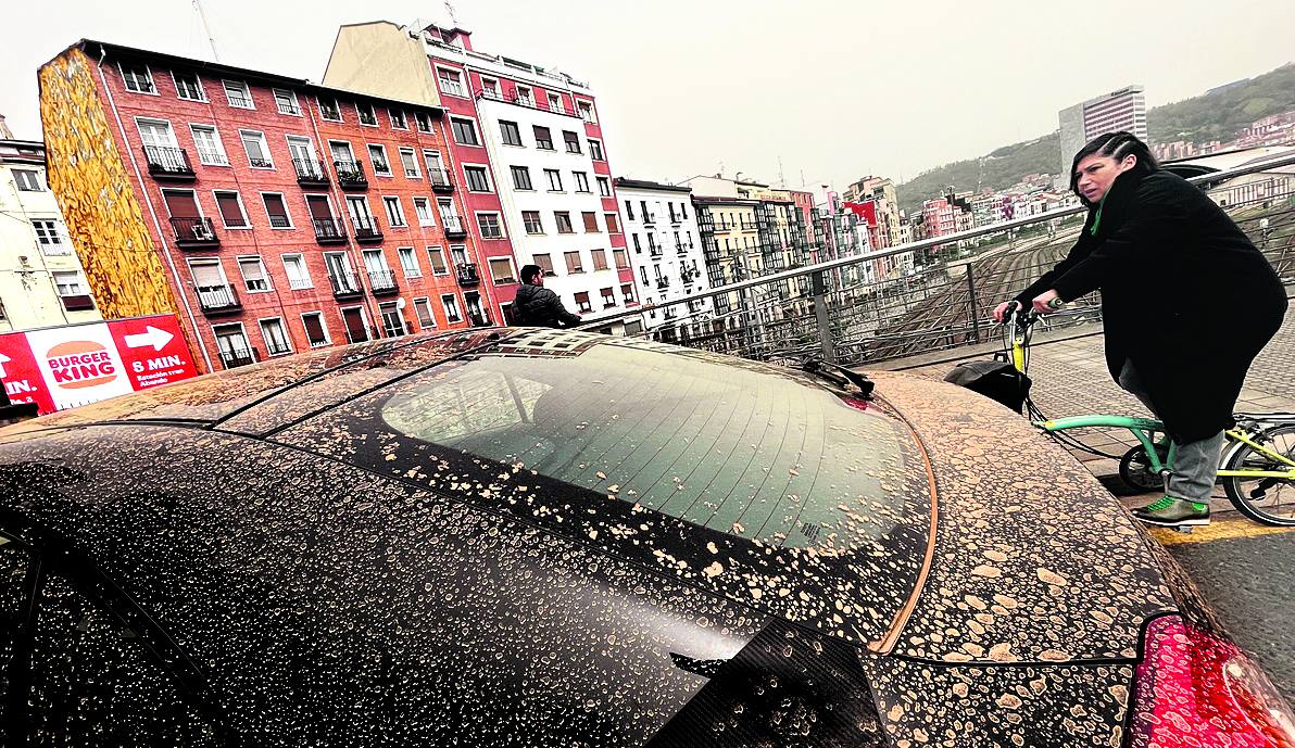 Imagen de un coche parado en un acceso a San Francisco. 