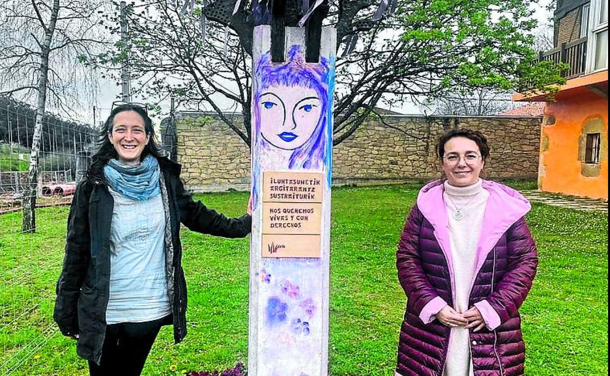 Giménez y García, junto al homenaje a las víctimas en Urduliz. 