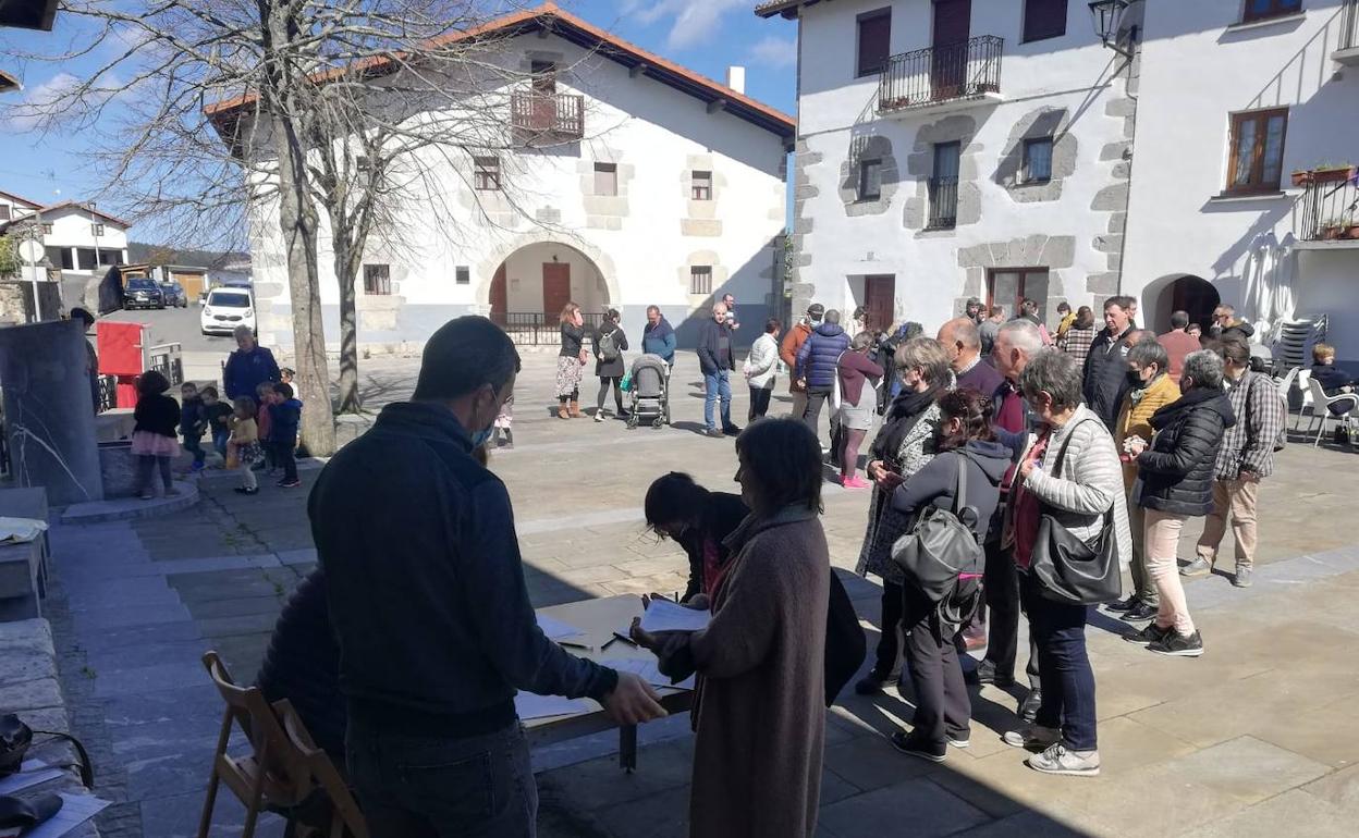 Un momento de la recogida de firmas desarrollada en Amoroto durante el pasado fin de semana. 