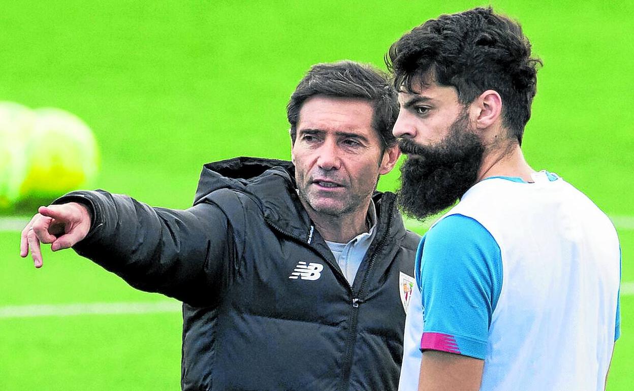 Marcelino García Toral da instrucciones a Villalibre en Lezama. 