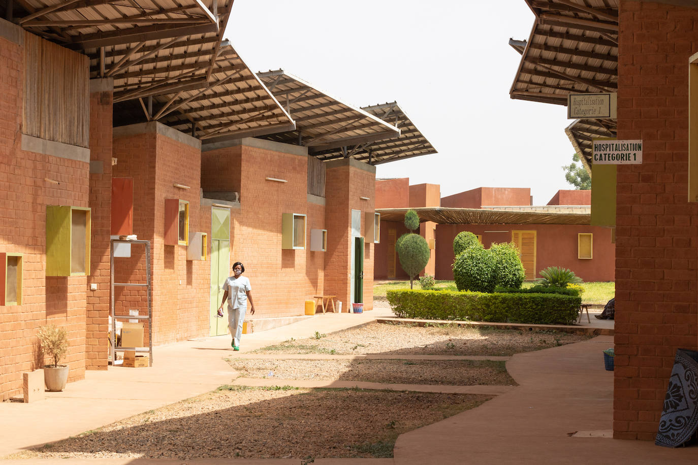 Sus diseños abarcan desde el Campus de Startup Lions, en Kenia, hasta una serie de viviendas para profesores en Burkina Faso.