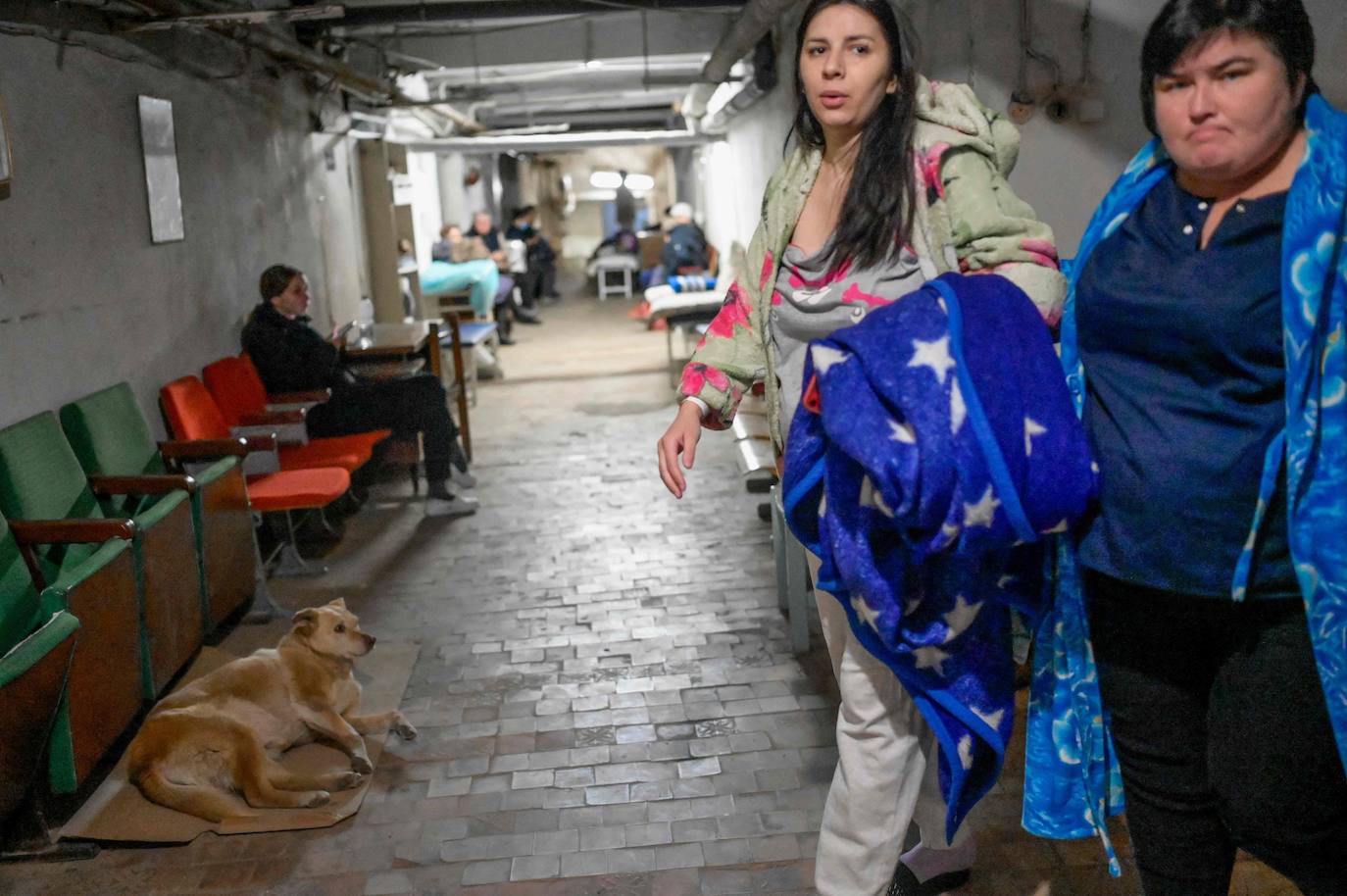 Las mujeres esperan bajo las bombas para tener a sus hijos.