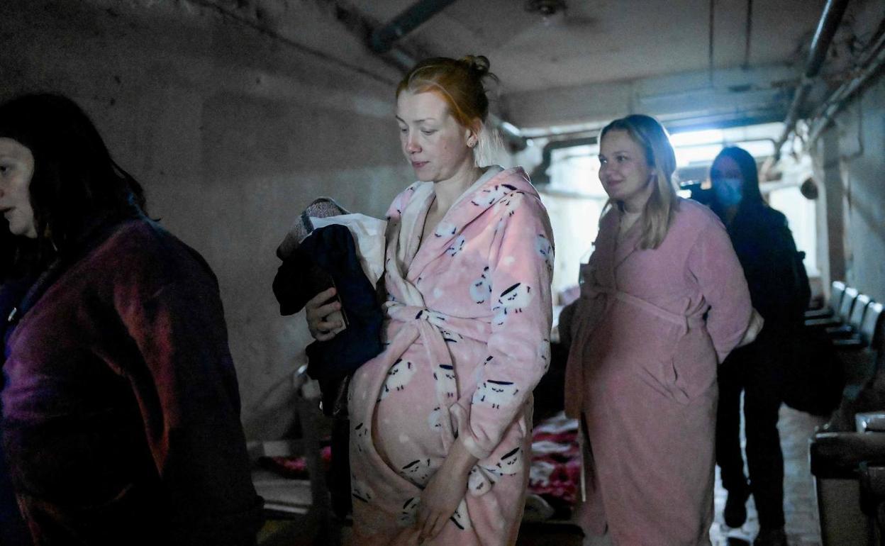 Parir bajo las bombas: una noche en la maternidad de Mikolaiv