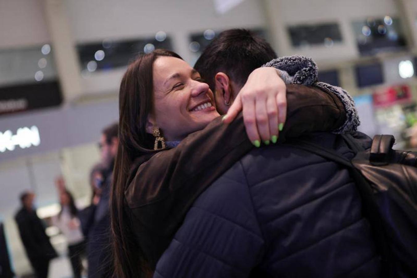 Kathia, una refugiada ucraniana, y su novio Ruben, un trabajador mexicano en Ucrania, se abrazan antes de ser evacuados del país. 