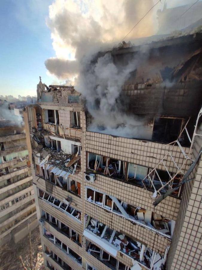 Edificio destruido tras los bombardeos de esta madrugada en Kiev.