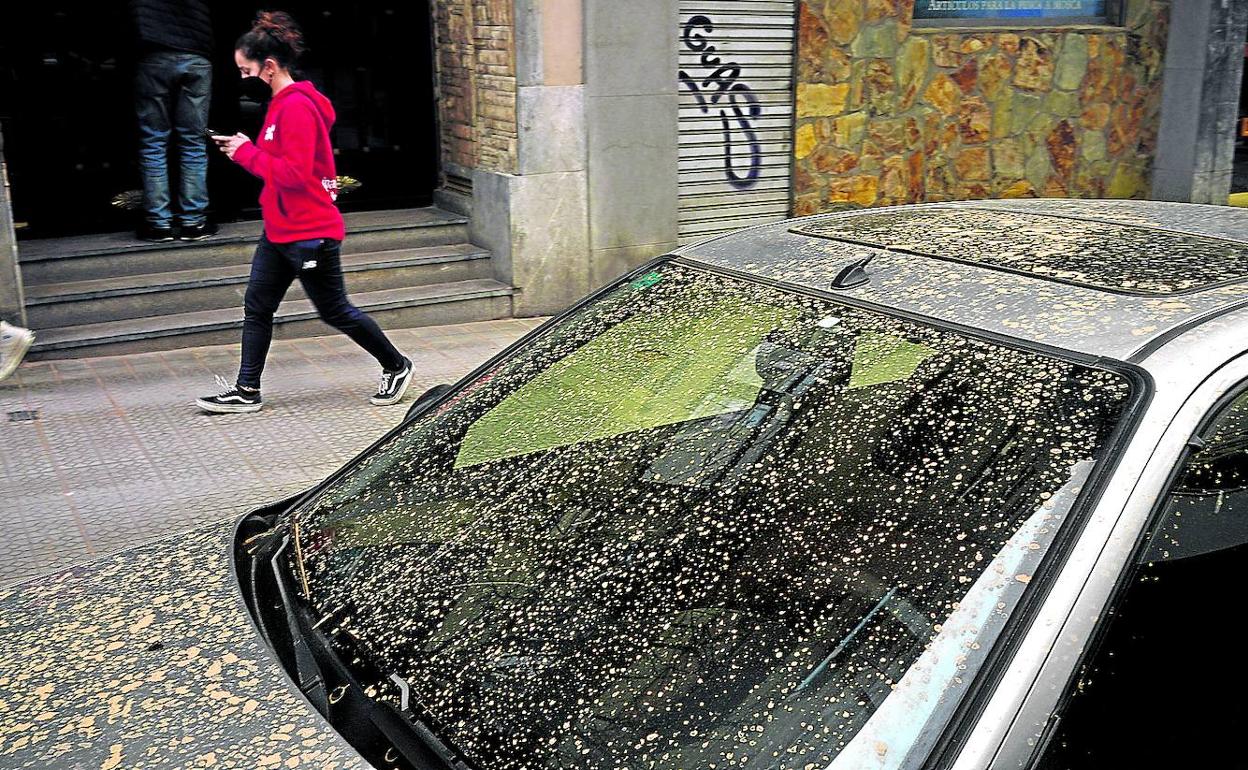 El polvo del desierto tiñó el martes de rojo coches, aceras y edificios. 