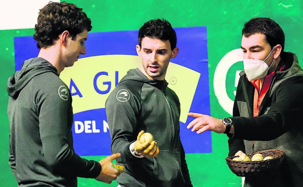 Ayer se celebró la elección de material para el duelo de semifinales. En la foto, Altuna y Martija. 