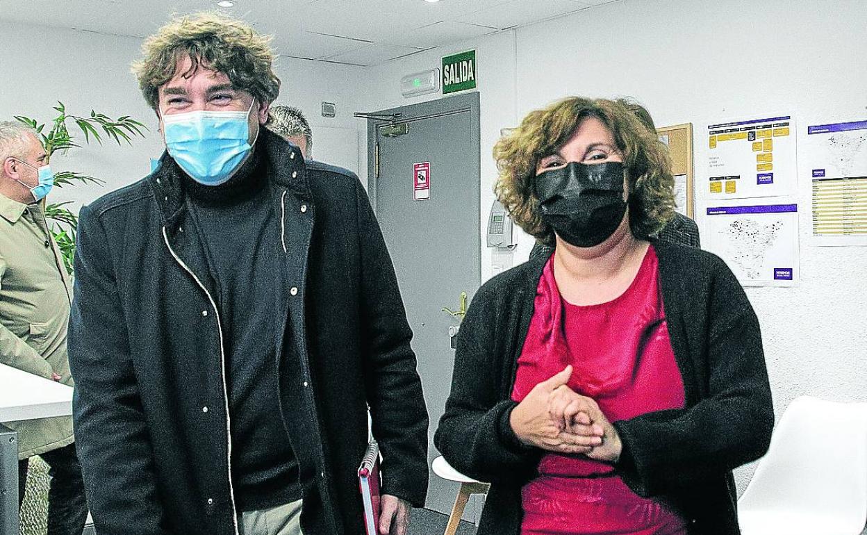 La coordinadora general de Podemos Euskadi, Pilar Garrido, con el líder del PSE, Eneko Andueza. 