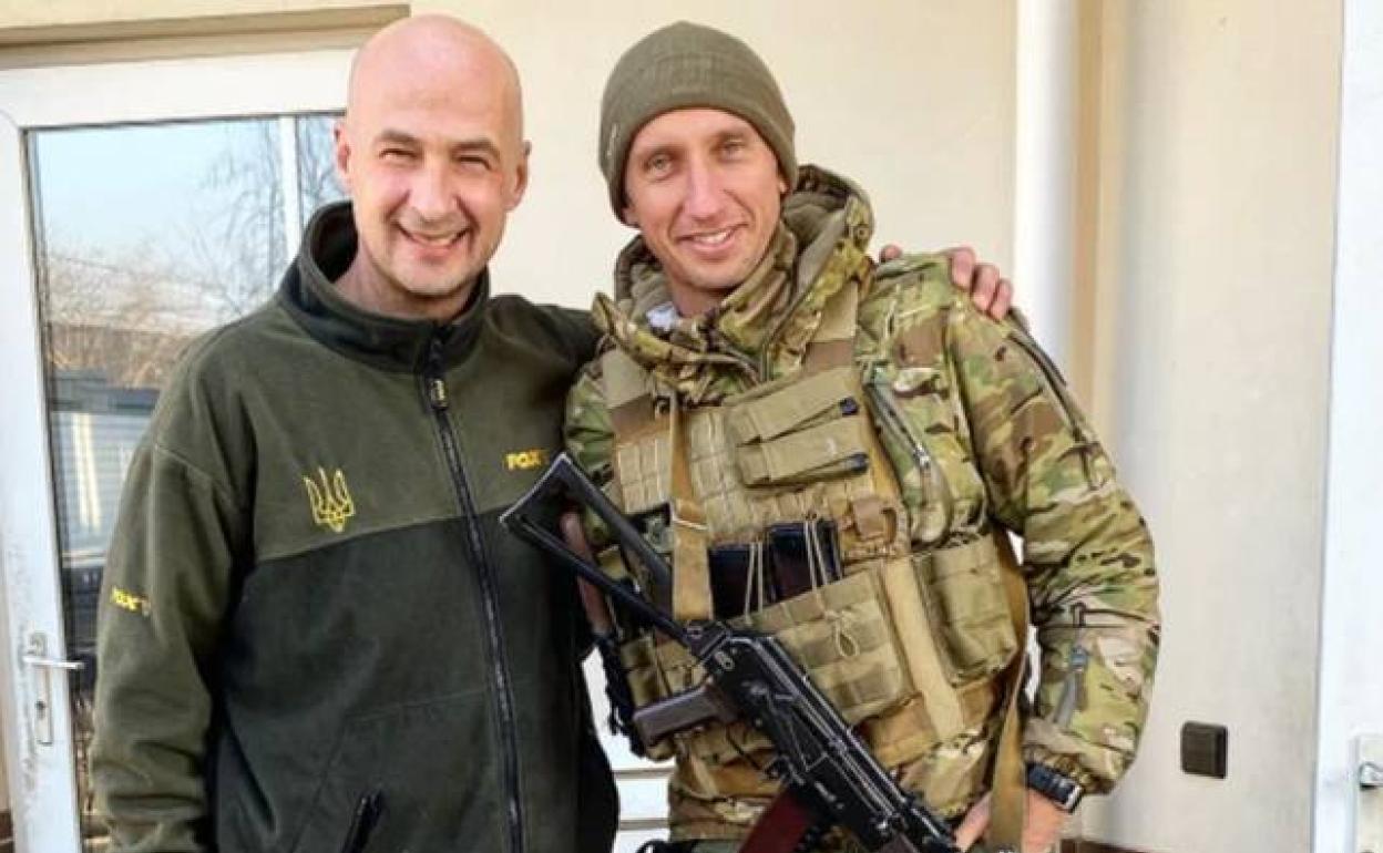 Andréi Medvedev y Sergiy Stakohvsky, vestidos de militares. 