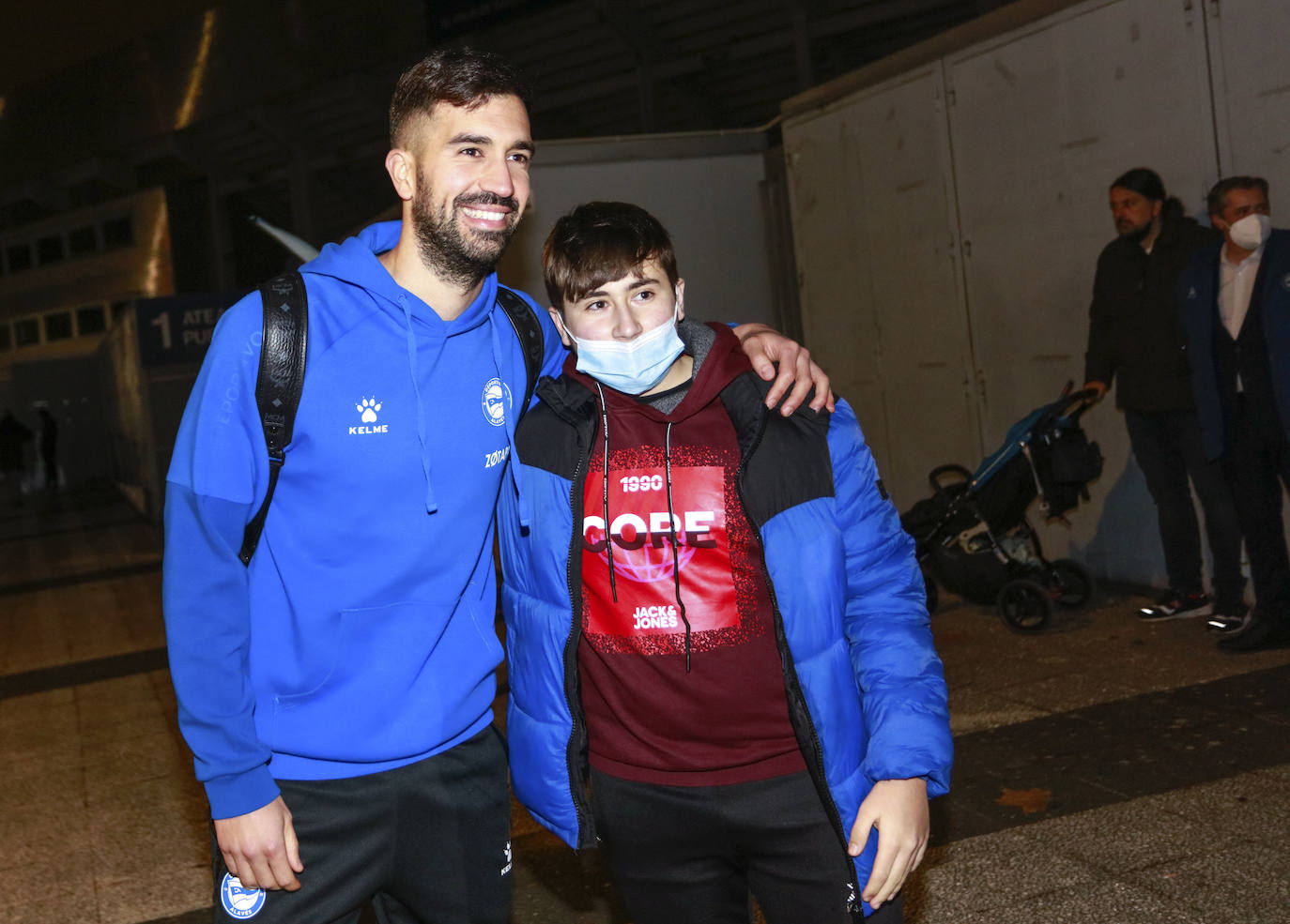 Fotos: Así ha sido el espectacular recibimiento de la afición la noche antes de la &#039;final&#039; ante el Granada