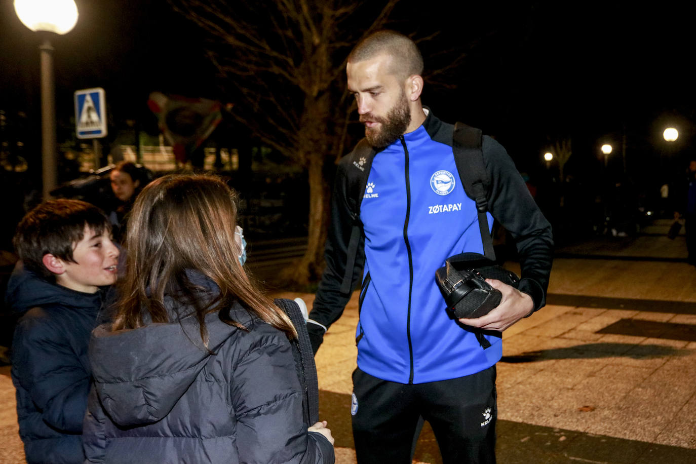 Fotos: Así ha sido el espectacular recibimiento de la afición la noche antes de la &#039;final&#039; ante el Granada