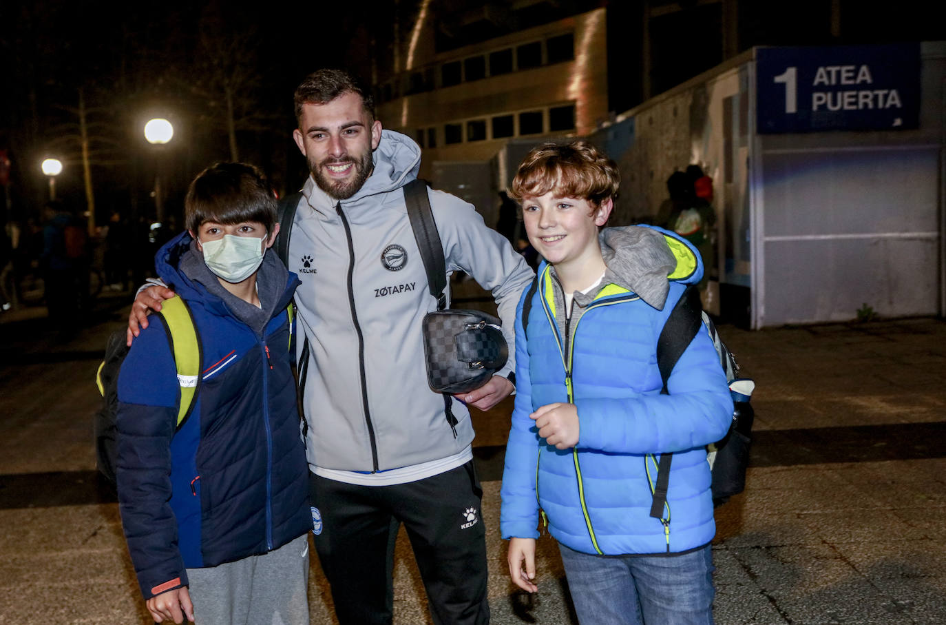 Fotos: Así ha sido el espectacular recibimiento de la afición la noche antes de la &#039;final&#039; ante el Granada