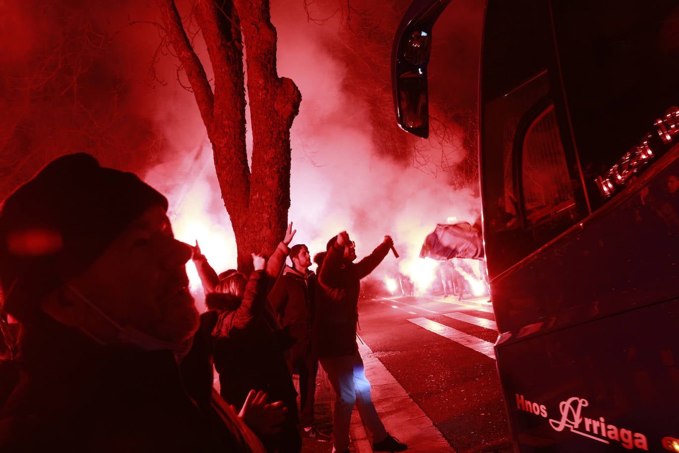 Fotos: Así ha sido el espectacular recibimiento de la afición la noche antes de la &#039;final&#039; ante el Granada