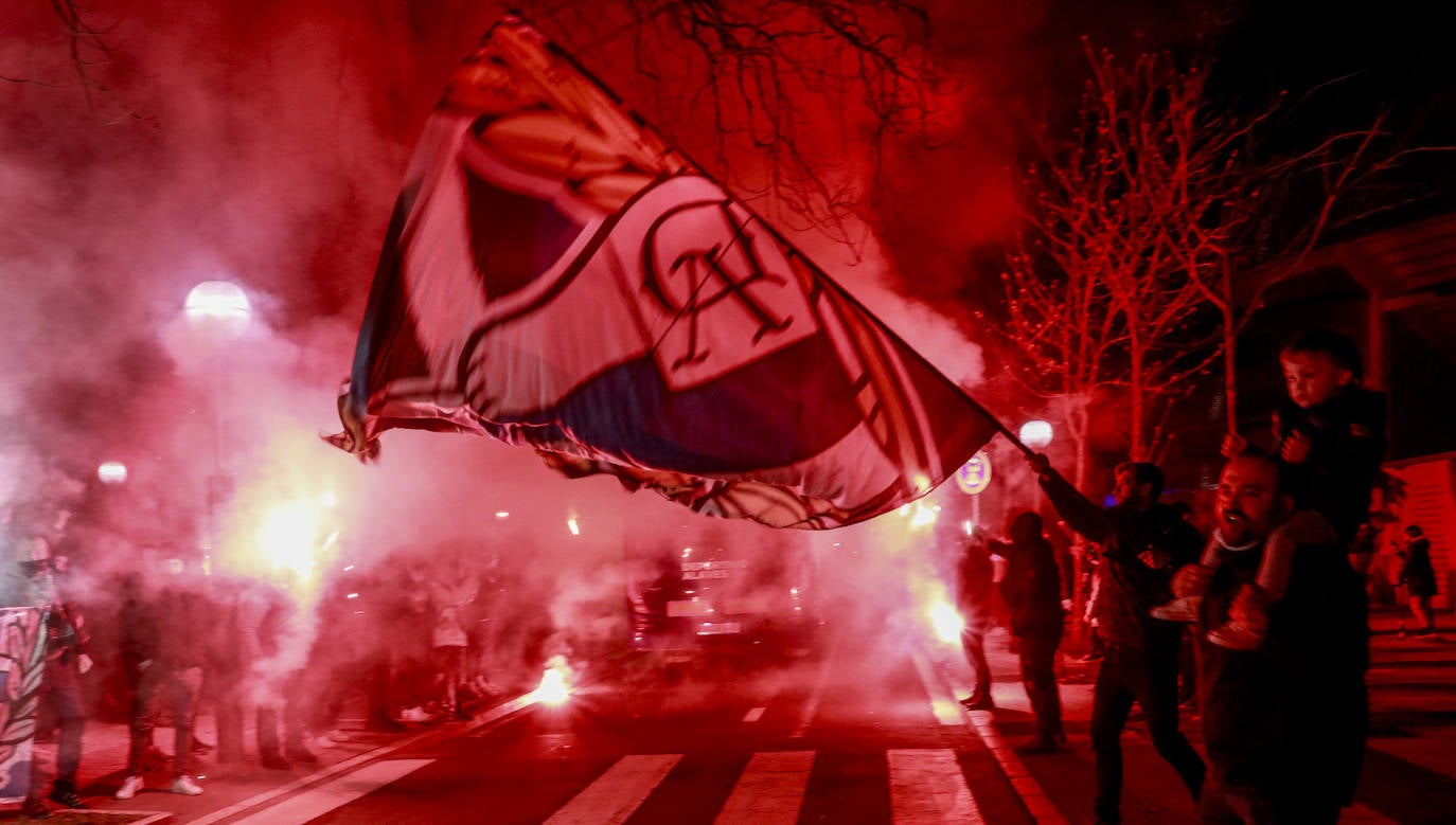 Fotos: Así ha sido el espectacular recibimiento de la afición la noche antes de la &#039;final&#039; ante el Granada