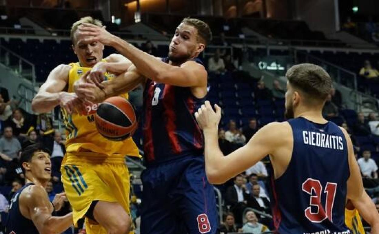 Sikma y Sedekerskis pelean por el balón en el partido de Berlín