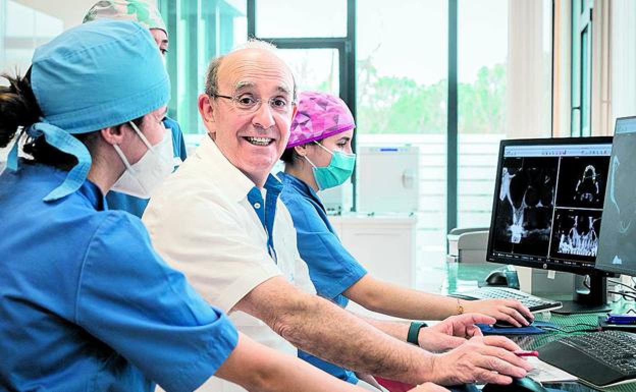 Eduardo Anitua consulta la radiografía de un paciente en su clínica de Armentia