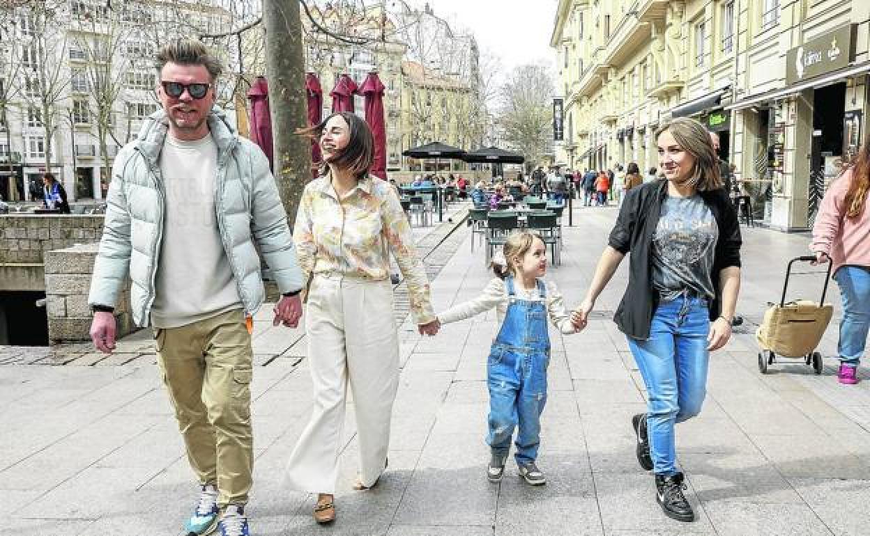 Acogidas. Andrei rescató a Natasha y Nastia y llevan una semana en casa de sus suegros. 