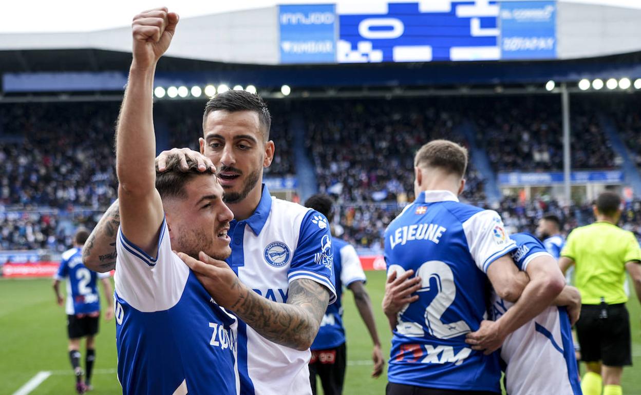 Pareja. Joselu felicita a Vallejot tras el gol marcado por el delantero andaluz. 