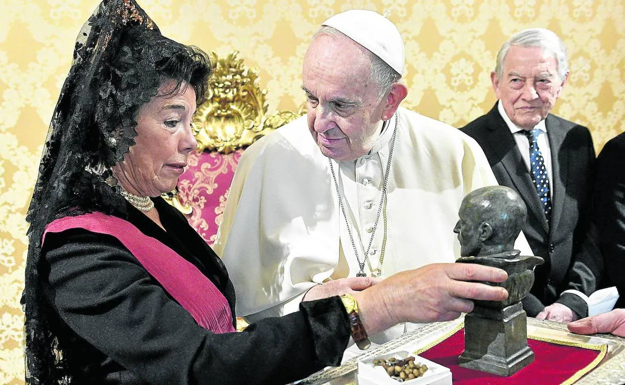 Isabel Celaá ha obsequiado al Papa con un busto de San Ignacio, de parte de la comunidad jesuita de la Universidad de Deusto. 