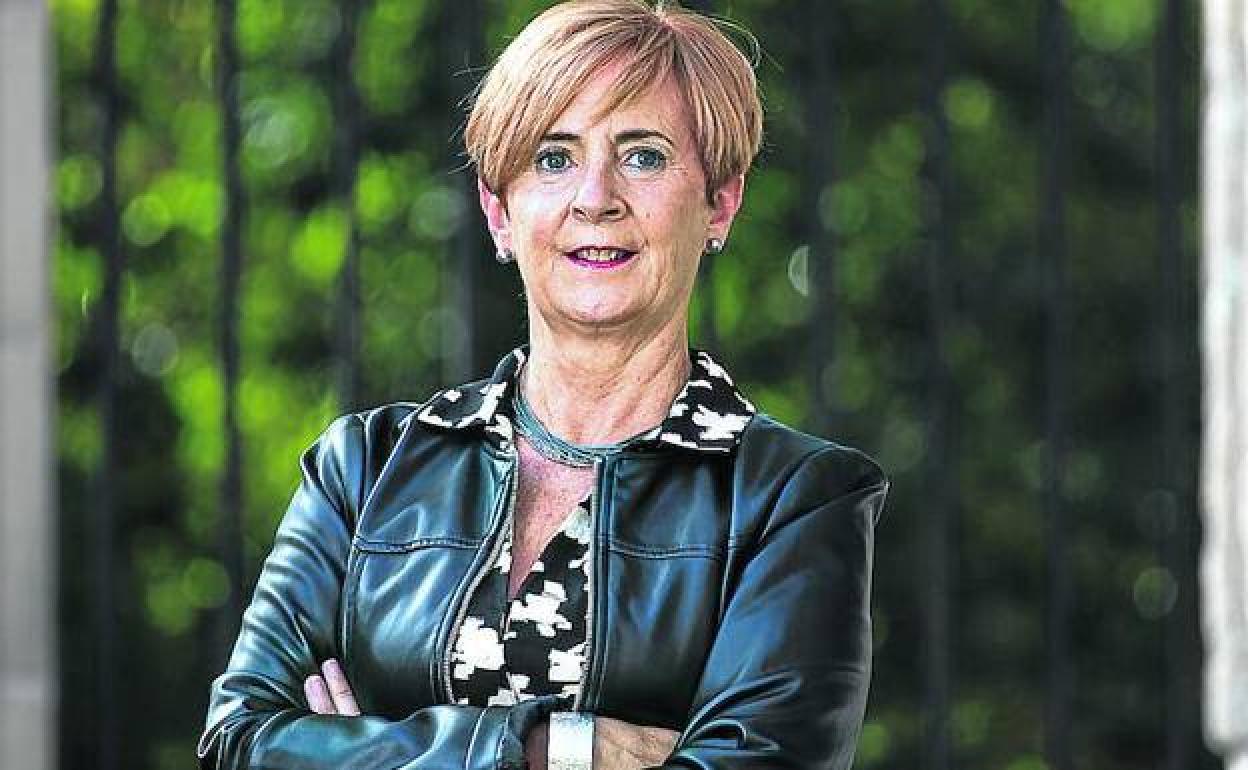 Arantxa Tapia, posa en el exterior de la sede del Parlamento vasco en Vitoria. 