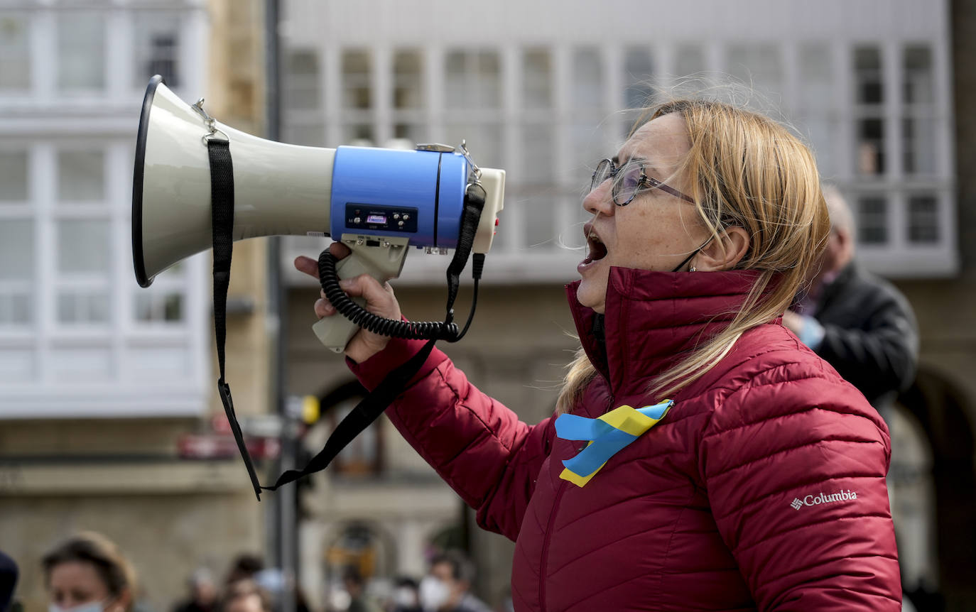 Fotos: Un centenar de personas recorren Vitoria para exigir a Putin que detenga «el genocidio»