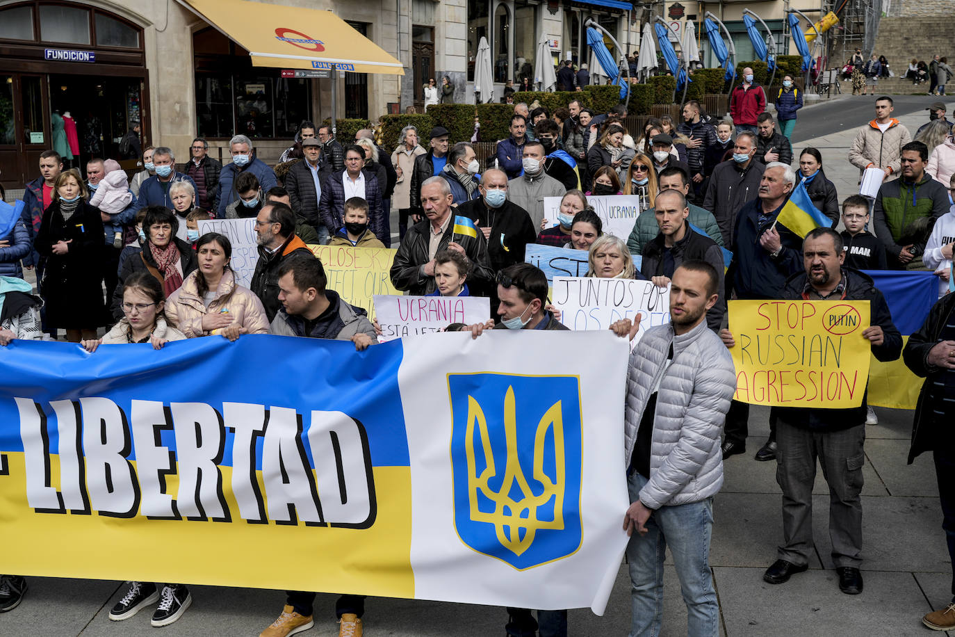 Fotos: Un centenar de personas recorren Vitoria para exigir a Putin que detenga «el genocidio»