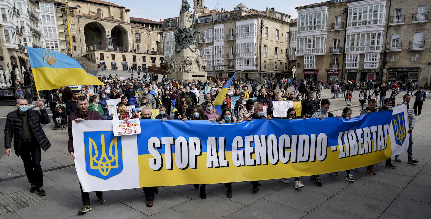 Fotos: Un centenar de personas recorren Vitoria para exigir a Putin que detenga «el genocidio»