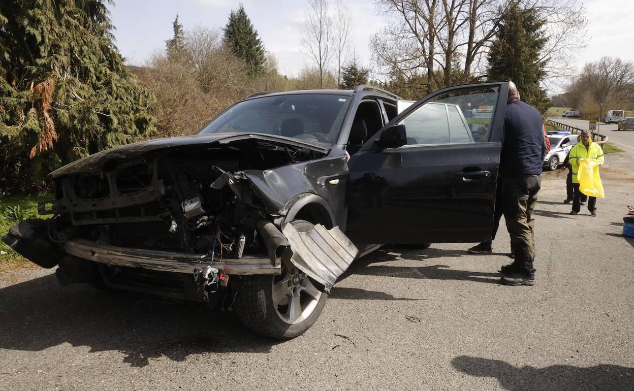 Un herido tras una impactante colisión de dos coches cerca del embalse de Ullibarri